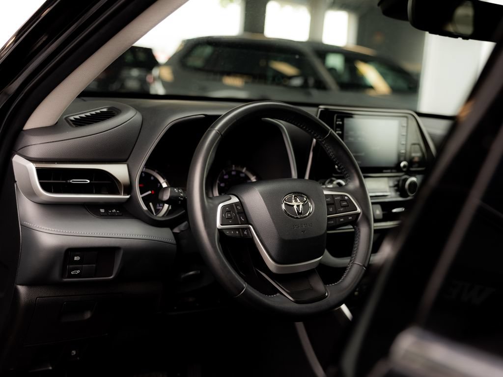 Used 2022 Toyota Highlander XLE AWD/4WD image 14