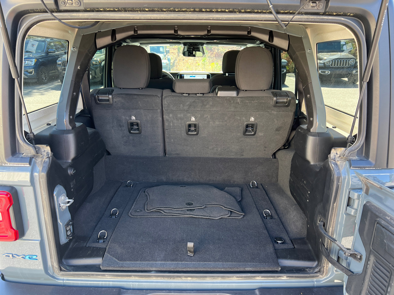 Used 2025 Jeep Wrangler Unlimited Rubicon 4xe AWD/4WD image 18