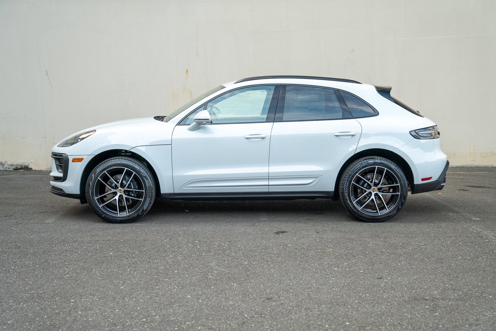 Certified 2025 Porsche Macan image 2