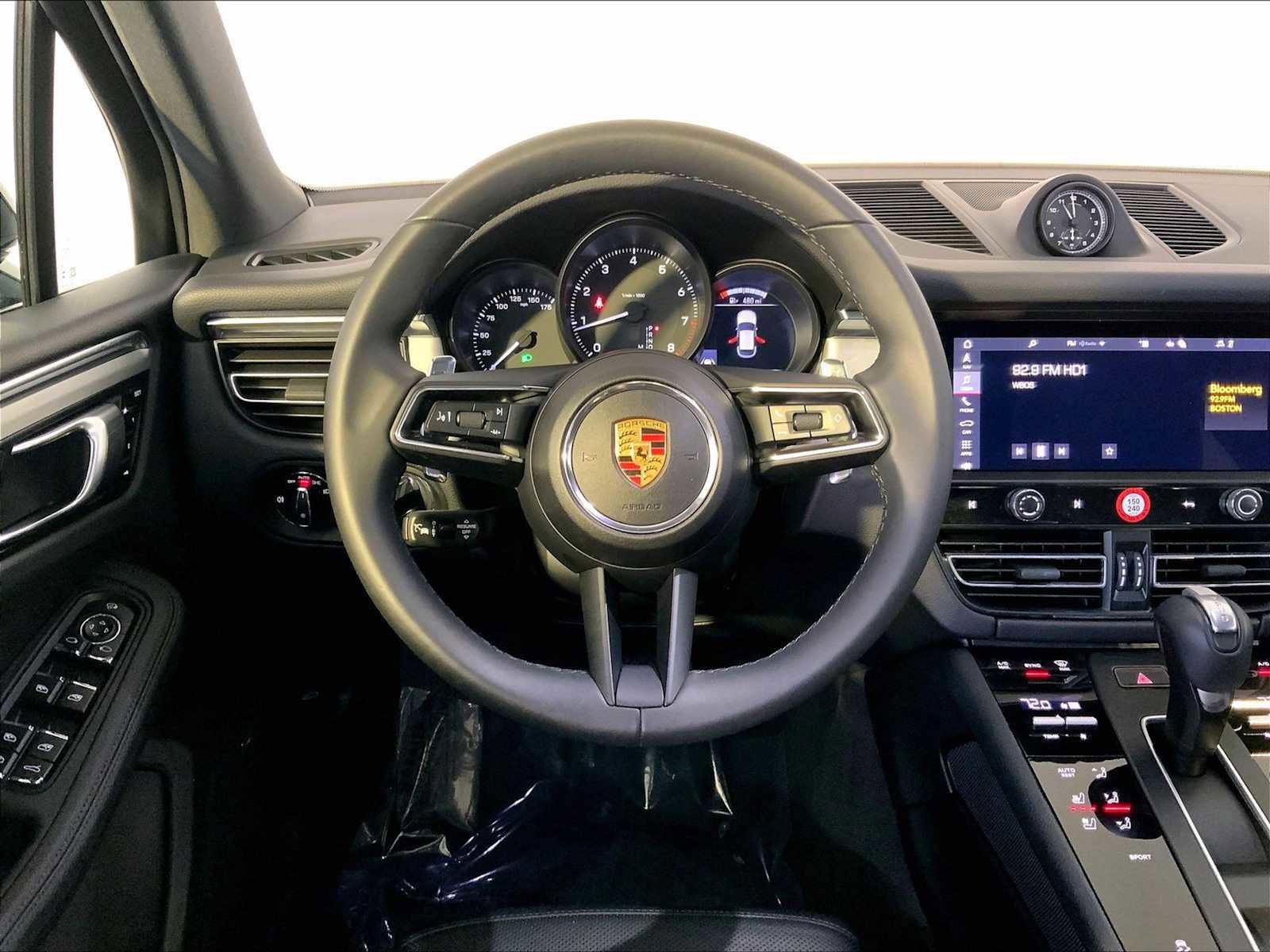 Certified 2025 Porsche Macan image 15