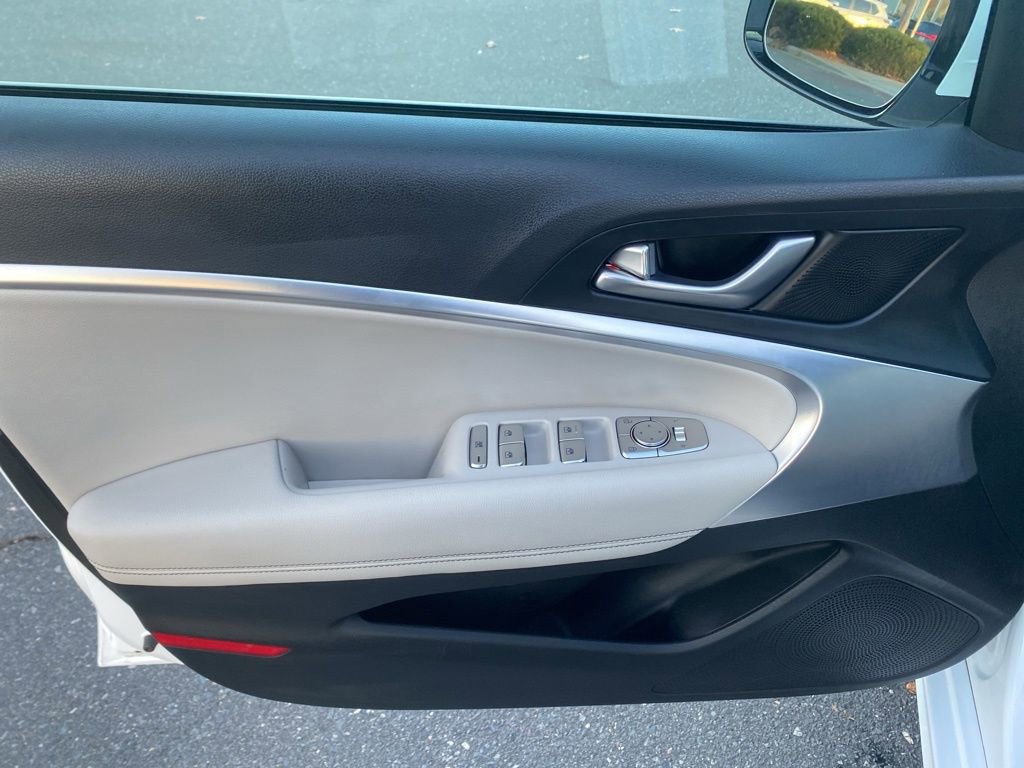 Used 2025 Genesis G70 2.5T image 10