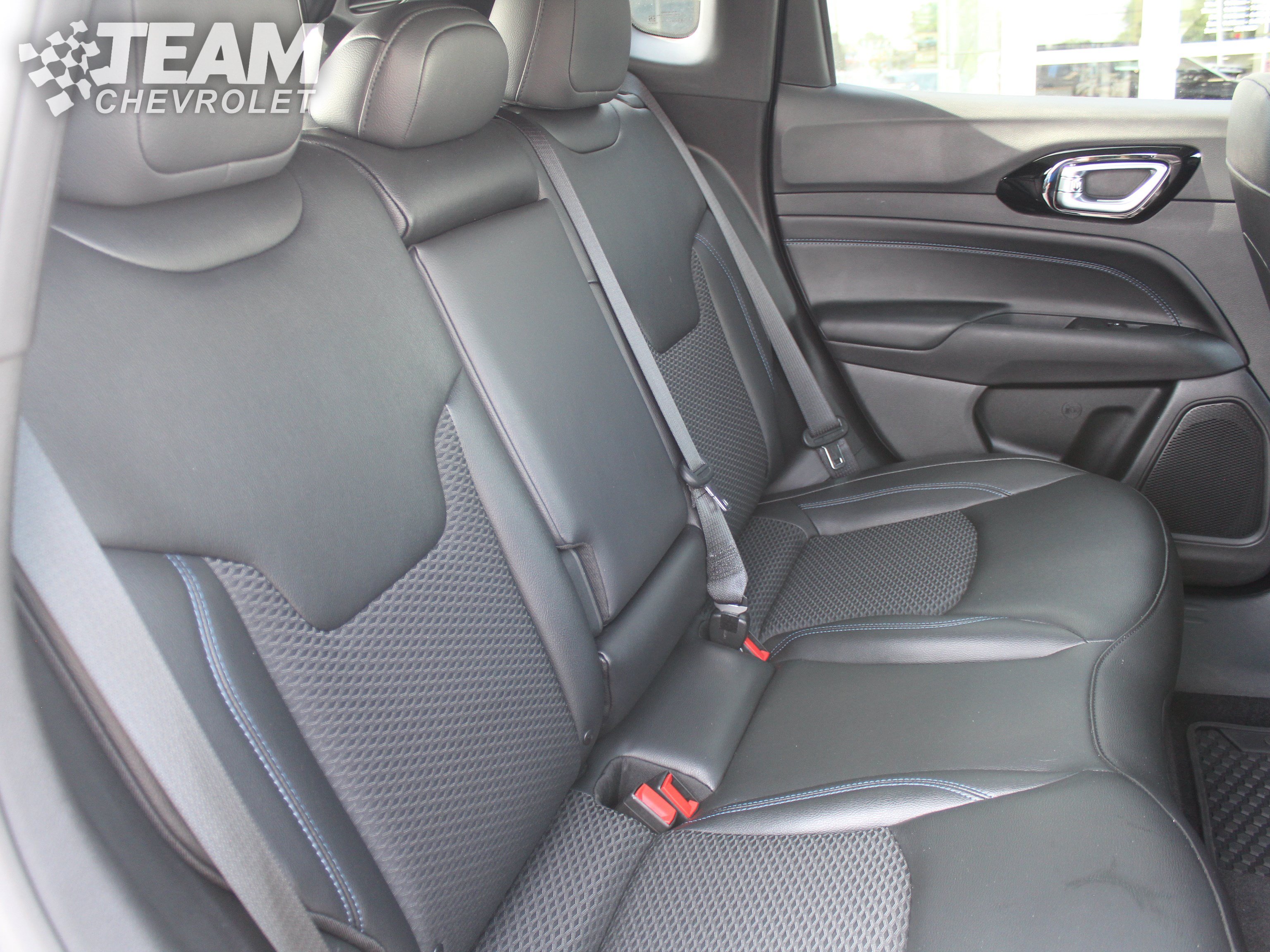 Used 2025 Jeep Compass Latitude w/ Convenience Group AWD/4WD image 25