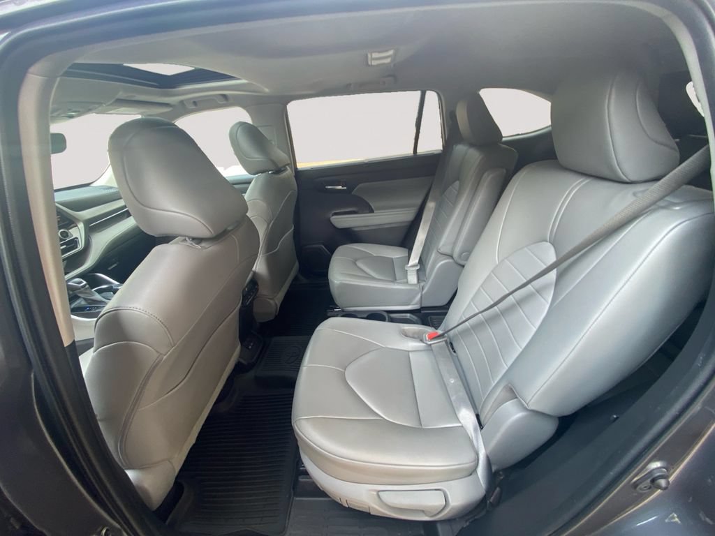 Used 2023 Toyota Highlander XLE AWD/4WD image 13