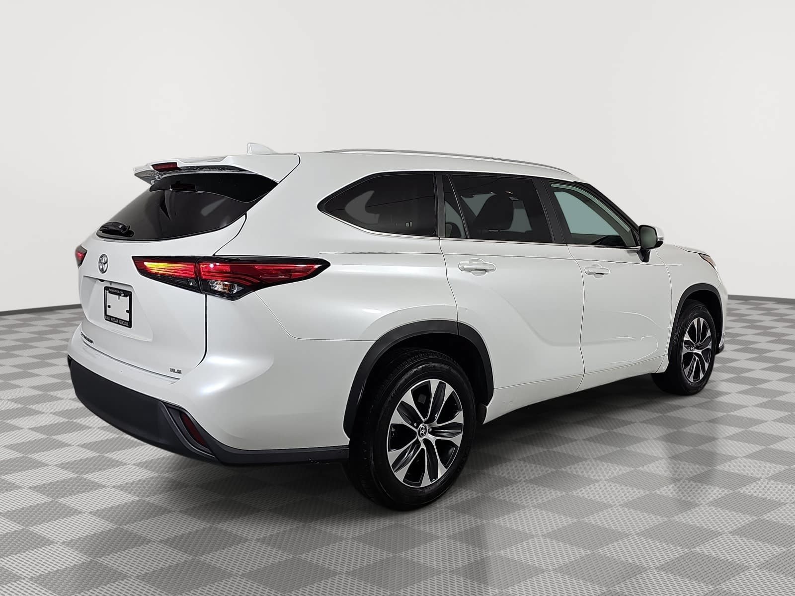 Used 2023 Toyota Highlander XLE FWD image 8