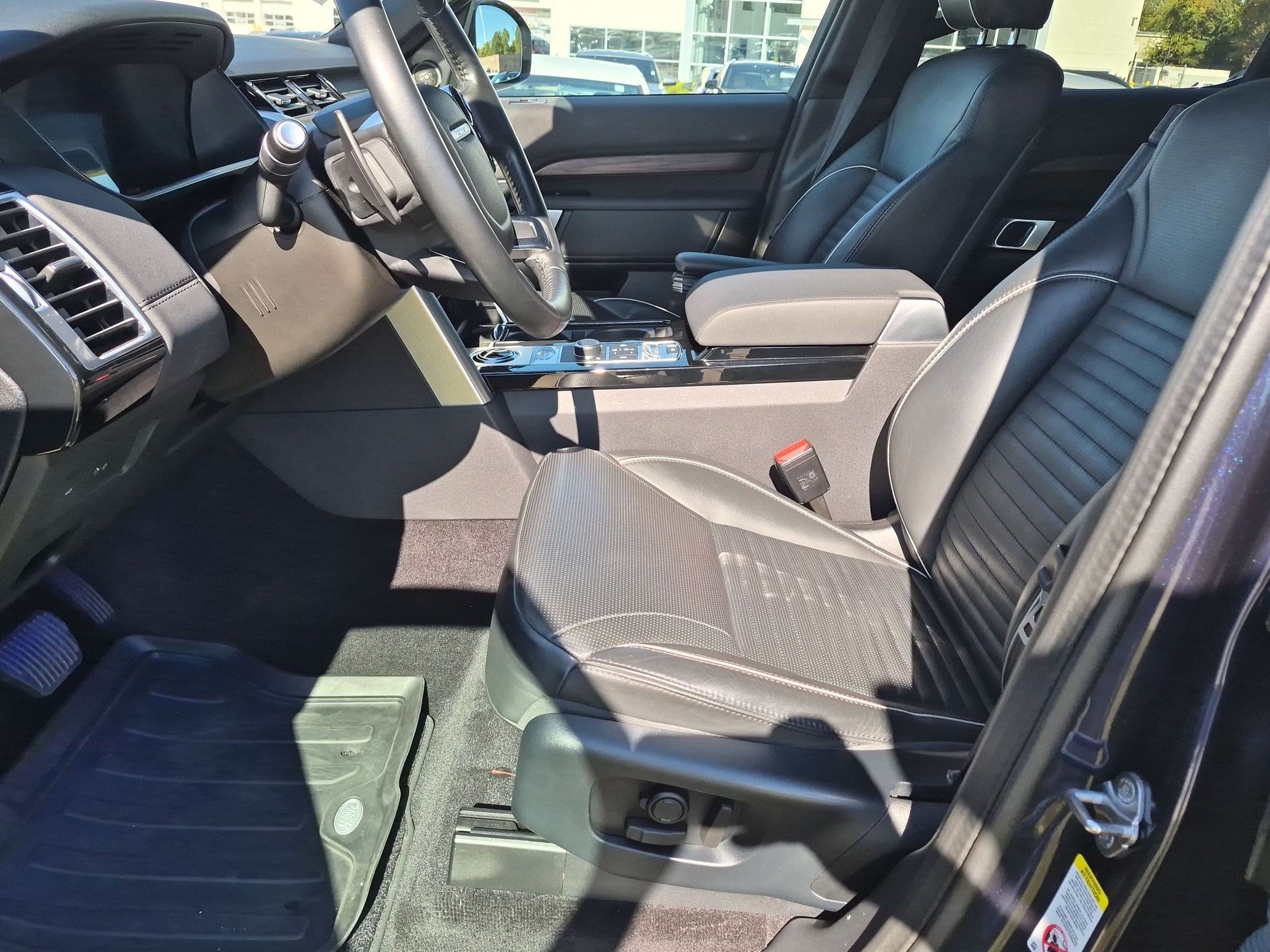 Used 2019 Land Rover Discovery HSE AWD/4WD image 14