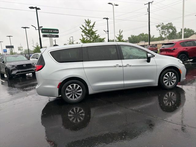 Used 2023 Chrysler Pacifica Touring-L FWD image 6