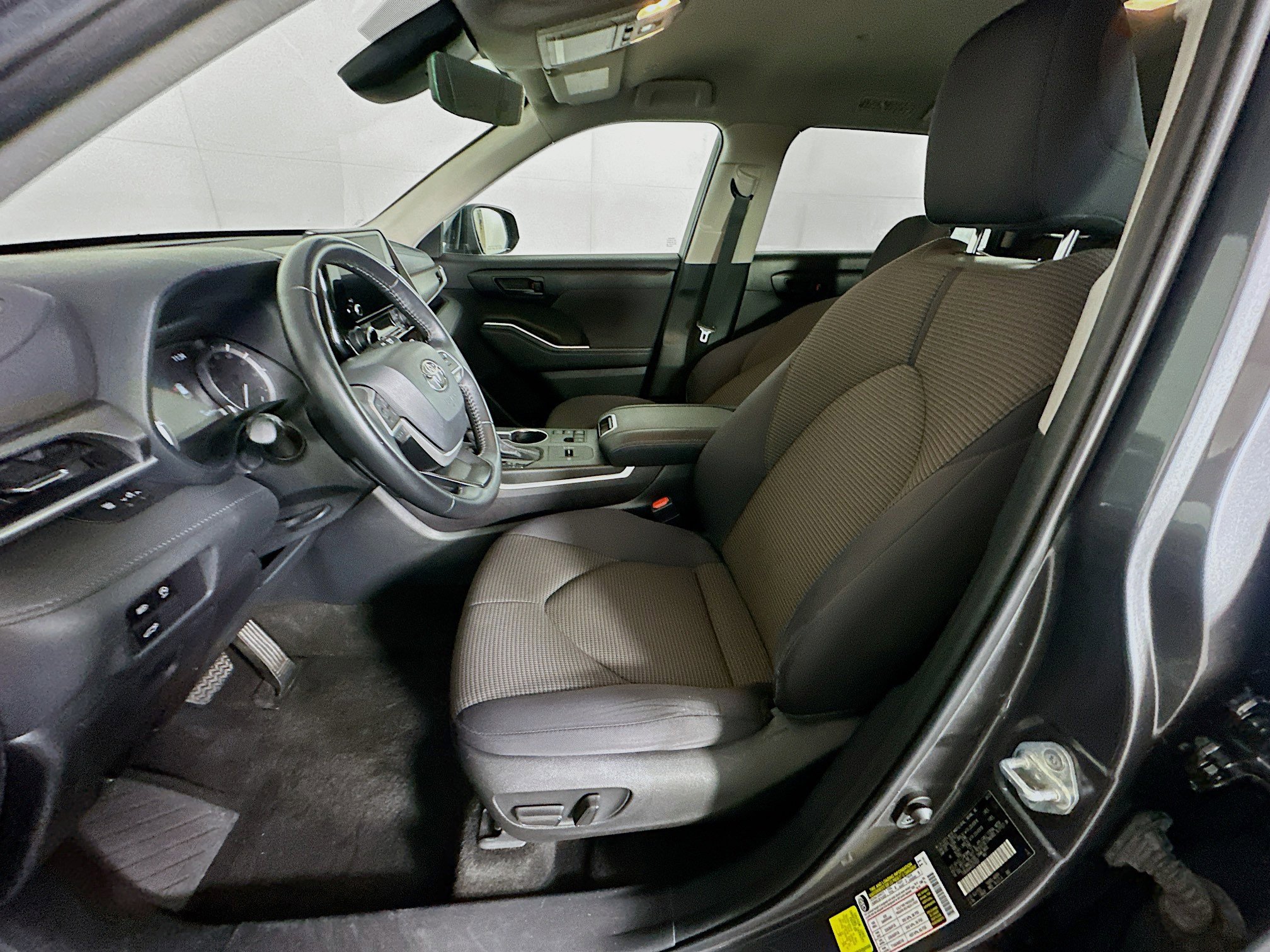 Used 2023 Toyota Highlander LE image 13