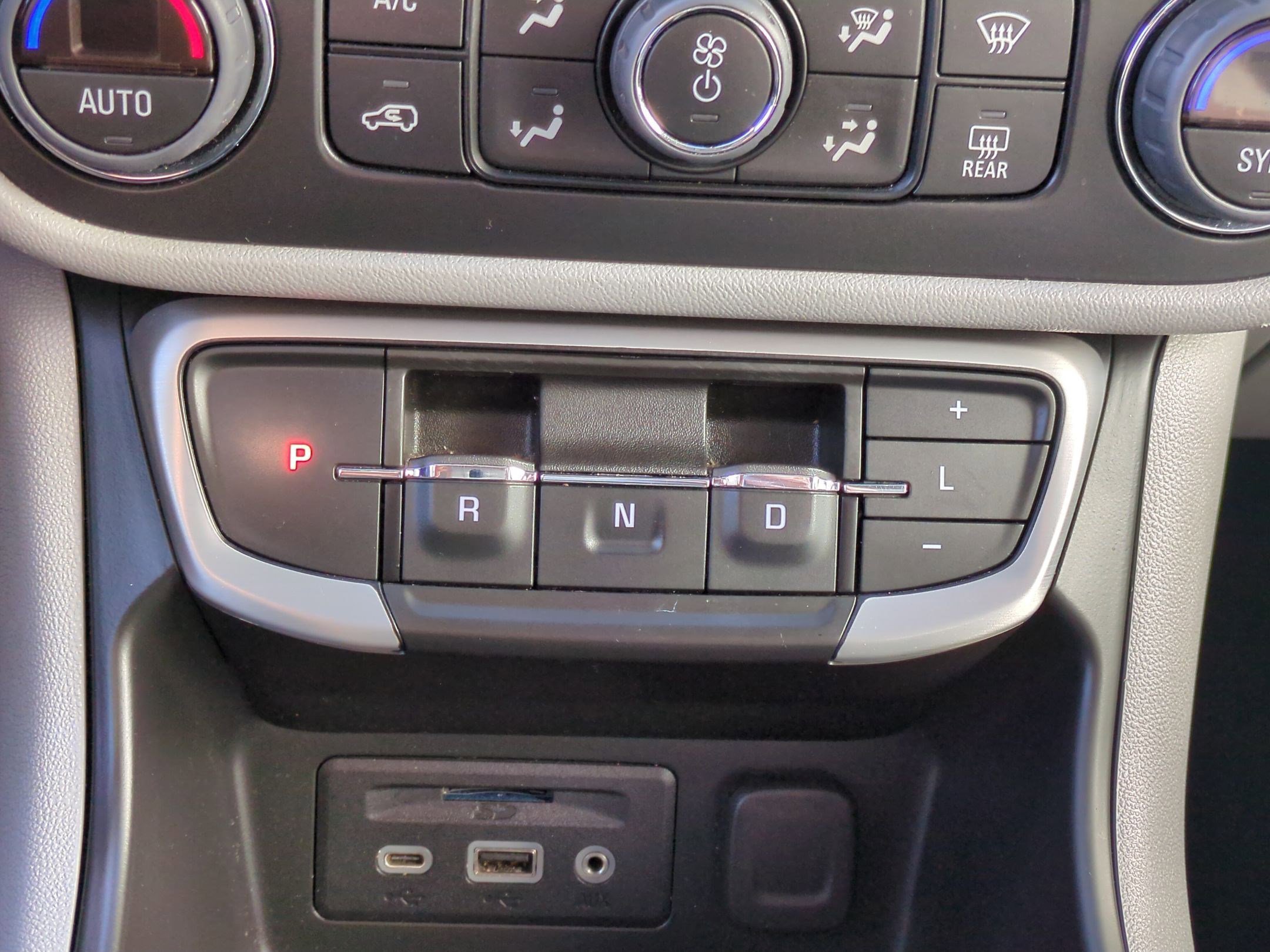 Used 2023 GMC Terrain SLT image 28