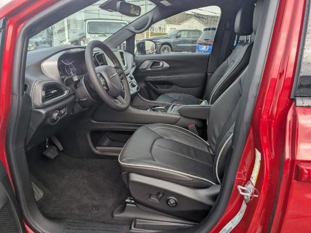 New 2026 Chrysler Pacifica Limited image 8
