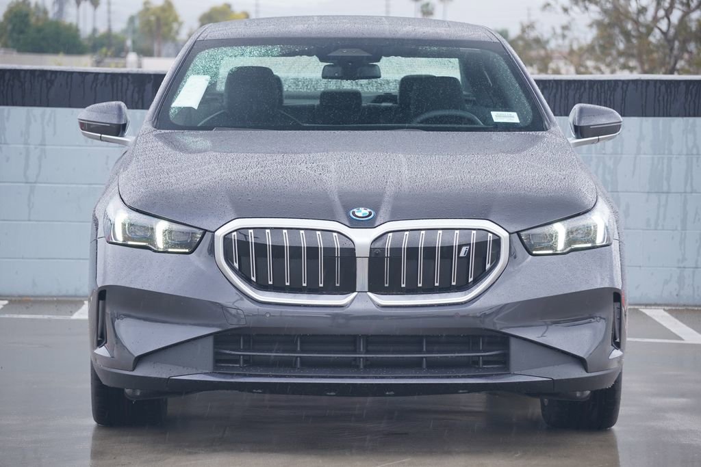 New 2026 BMW i5 eDrive40 w/ Premium Package image 2