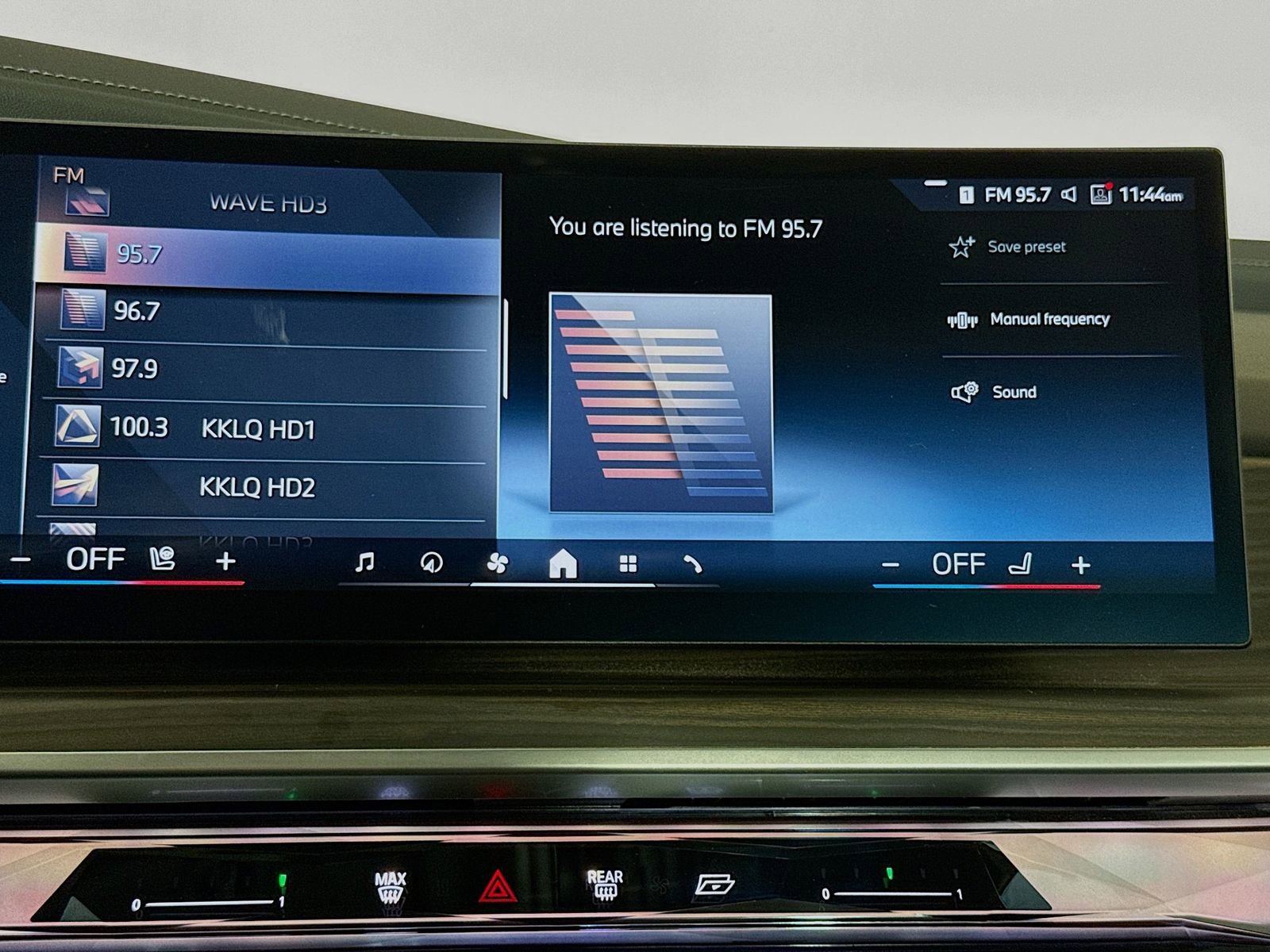 Used 2025 BMW 750e xDrive w/ Executive Package image 15