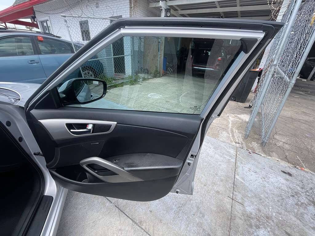 Used 2017 Hyundai Veloster Value Edition FWD image 13