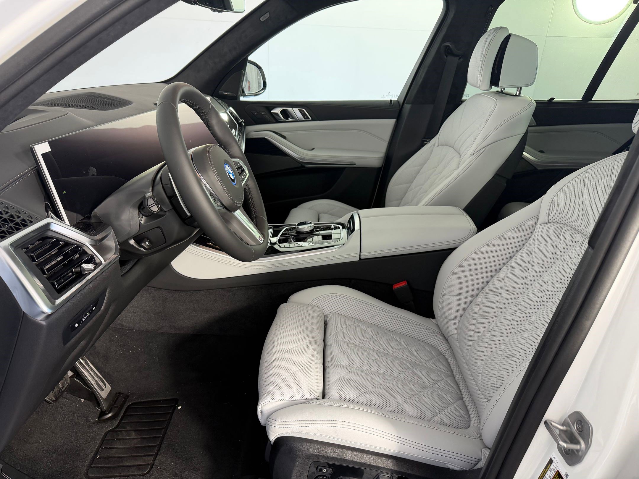 New 2026 BMW X5 xDrive50e image 5