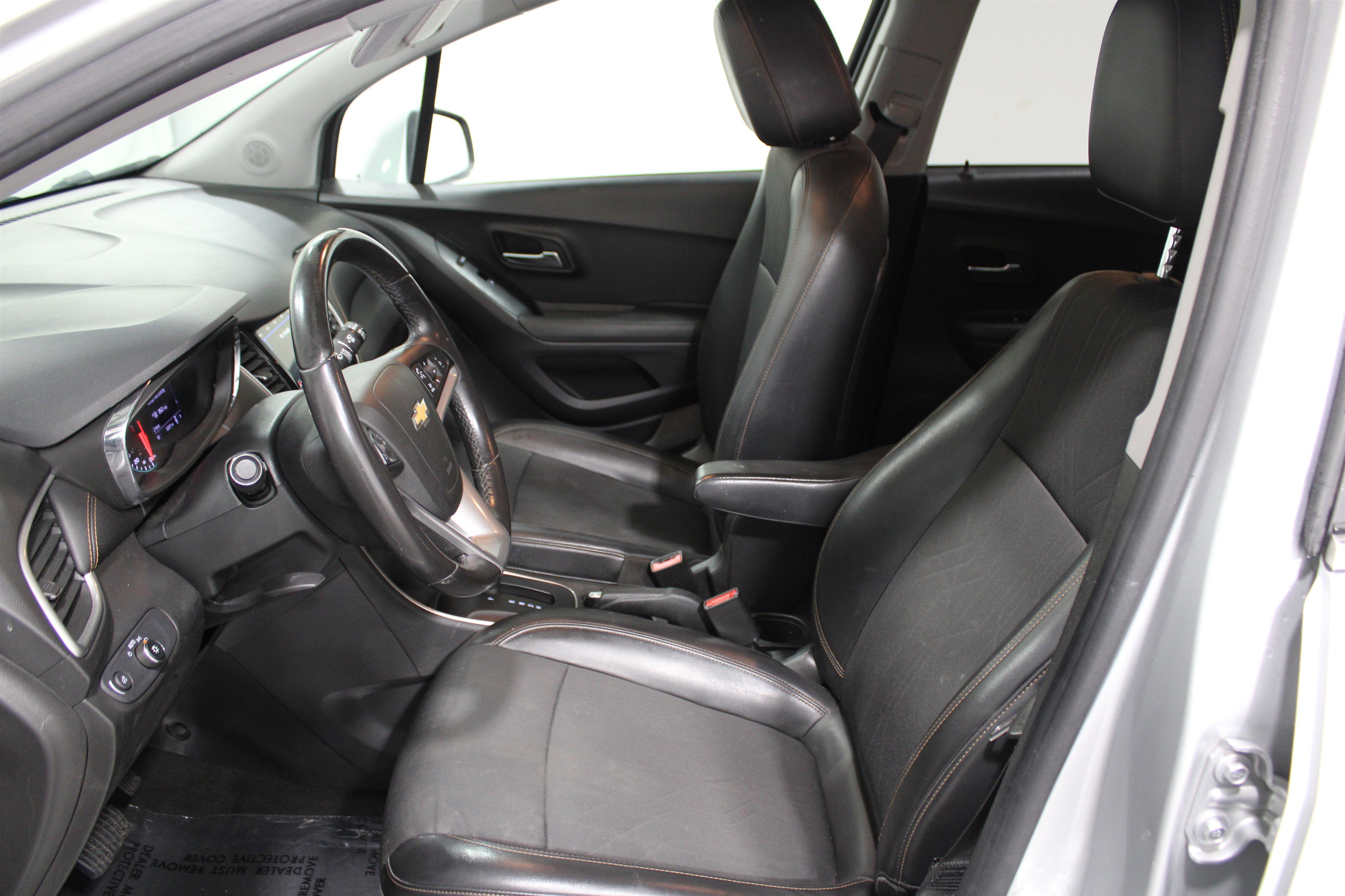 Used 2019 Chevrolet Trax LT w/ LT Convenience Package FWD image 3