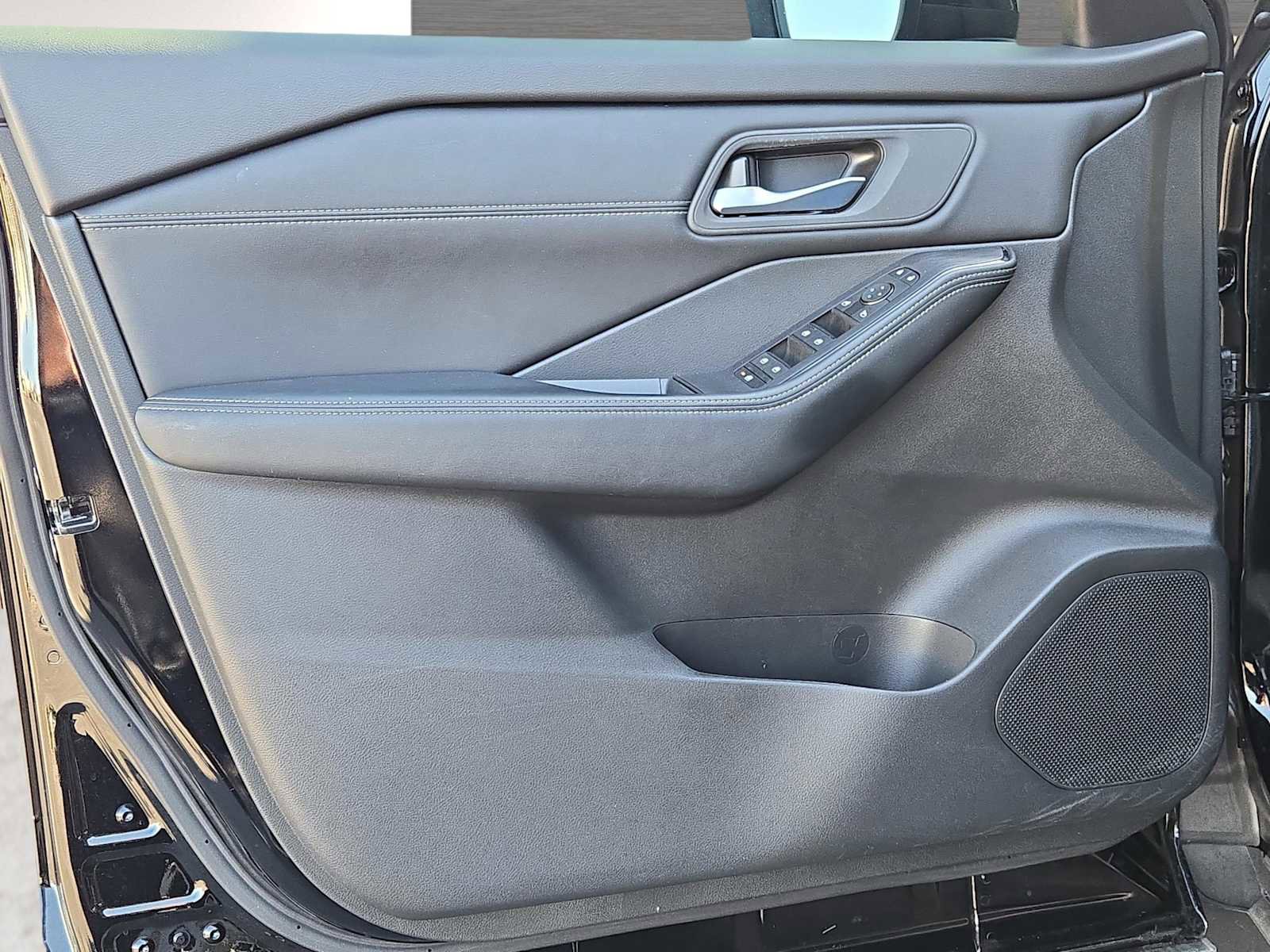 Used 2024 Nissan Rogue SV w/ SV Premium Package image 19