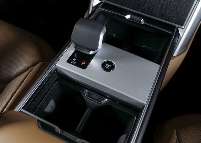 New 2025 Land Rover Range Rover Long Wheelbase SE image 14