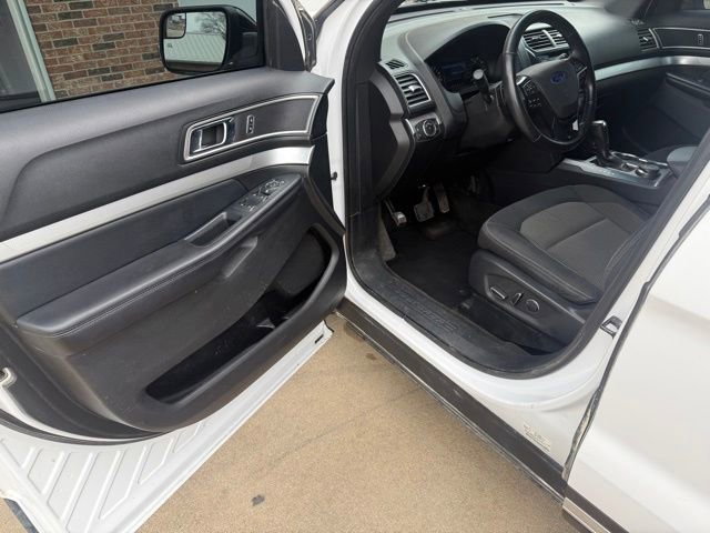 Used 2017 Ford Explorer XLT image 13
