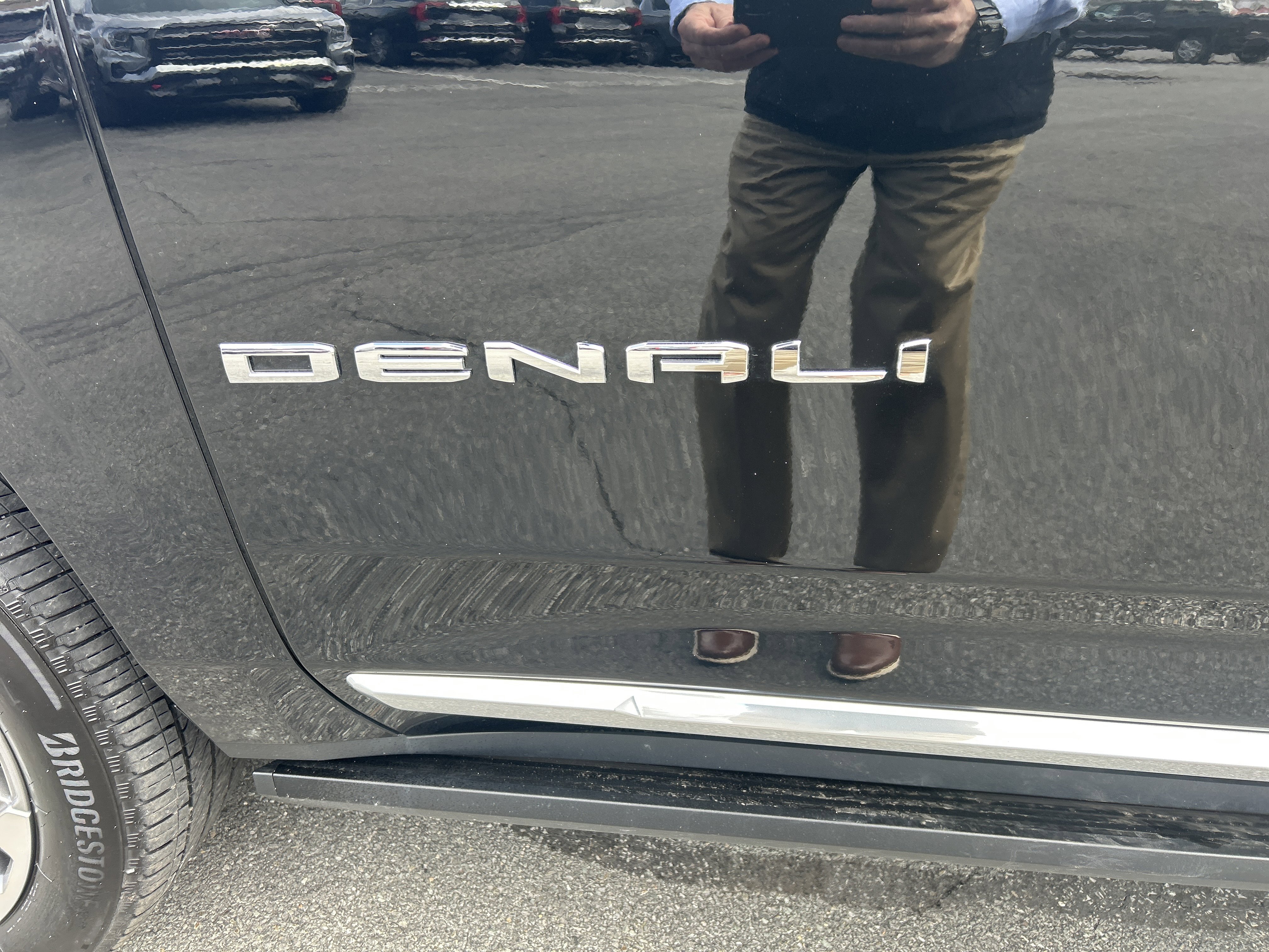 Used 2021 GMC Yukon Denali w/ Denali Premium Package image 4