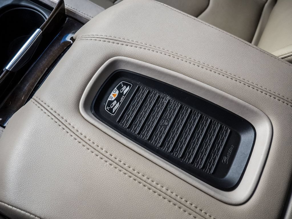 Used 2018 Cadillac Escalade Luxury RWD image 34