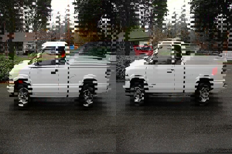 Used 2002 Chevrolet S10 Pickup LS w/ LS Preferred Equipment Group image 12