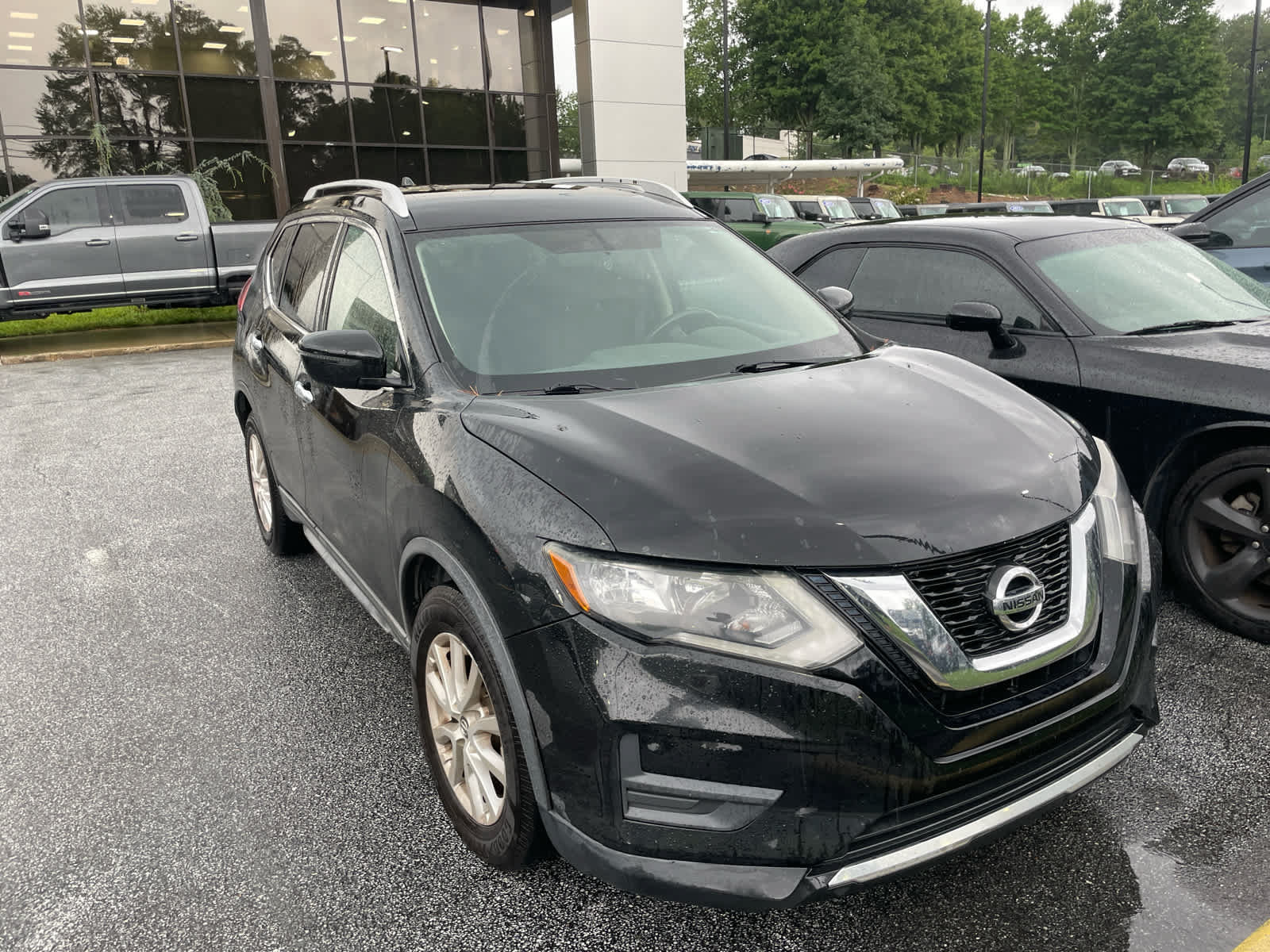 Used 2017 Nissan Rogue SV FWD image 2