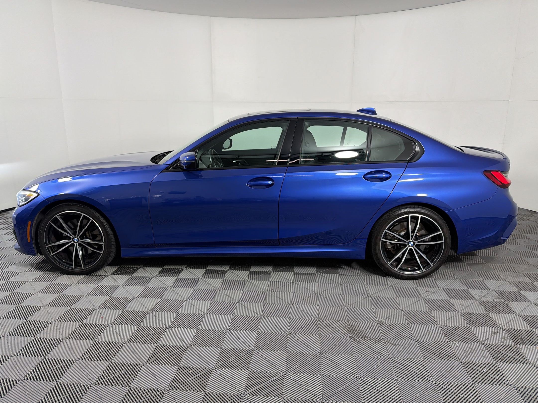 Used 2022 BMW 330i Sedan w/ M Sport Package RWD image 2