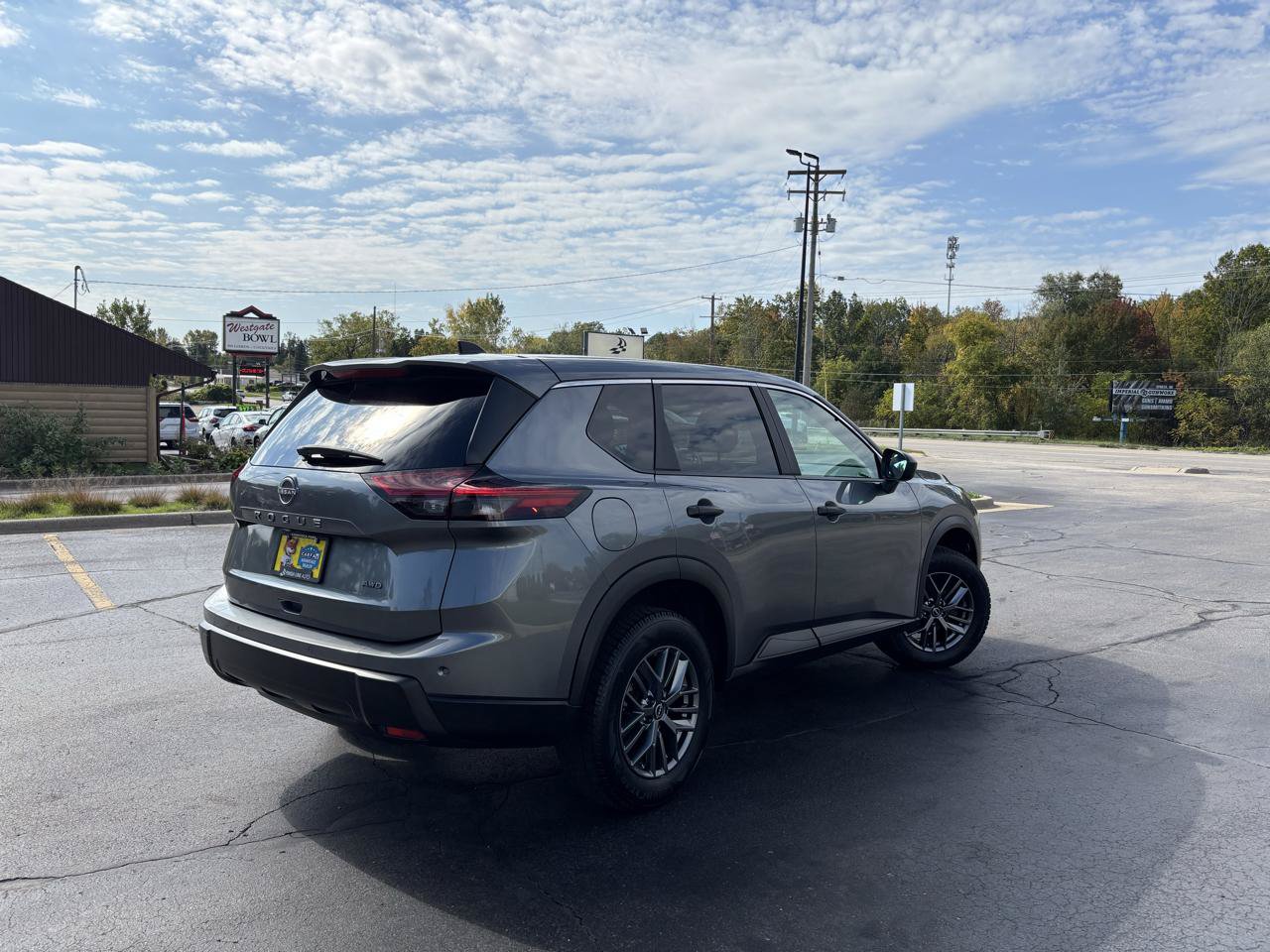 Used 2024 Nissan Rogue S AWD/4WD image 9