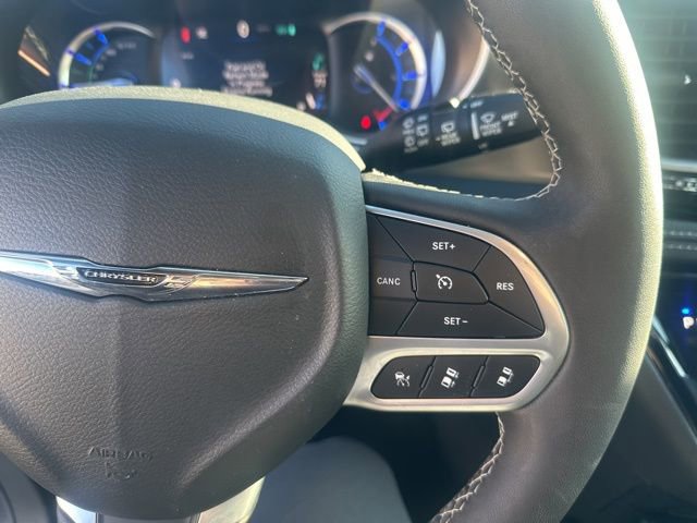 Used 2025 Chrysler Pacifica Select w/ Uconnect Theater Family Group image 26