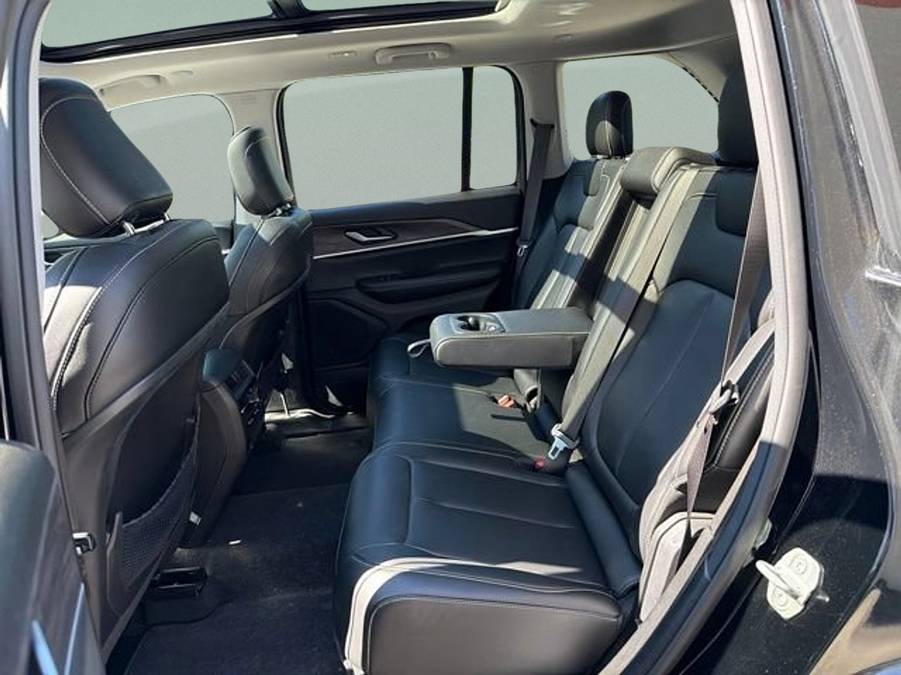 Certified 2023 Jeep Grand Cherokee Limited w/ Black Appearance Package AWD/4WD image 14