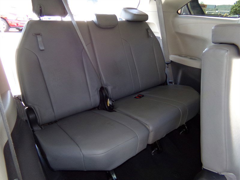 Used 2022 Toyota Sienna XLE image 11