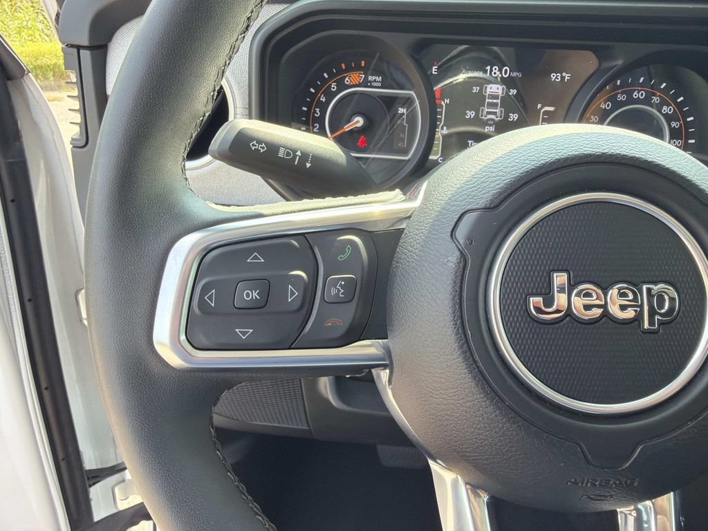 Used 2025 Jeep Wrangler Unlimited Sahara AWD/4WD image 24