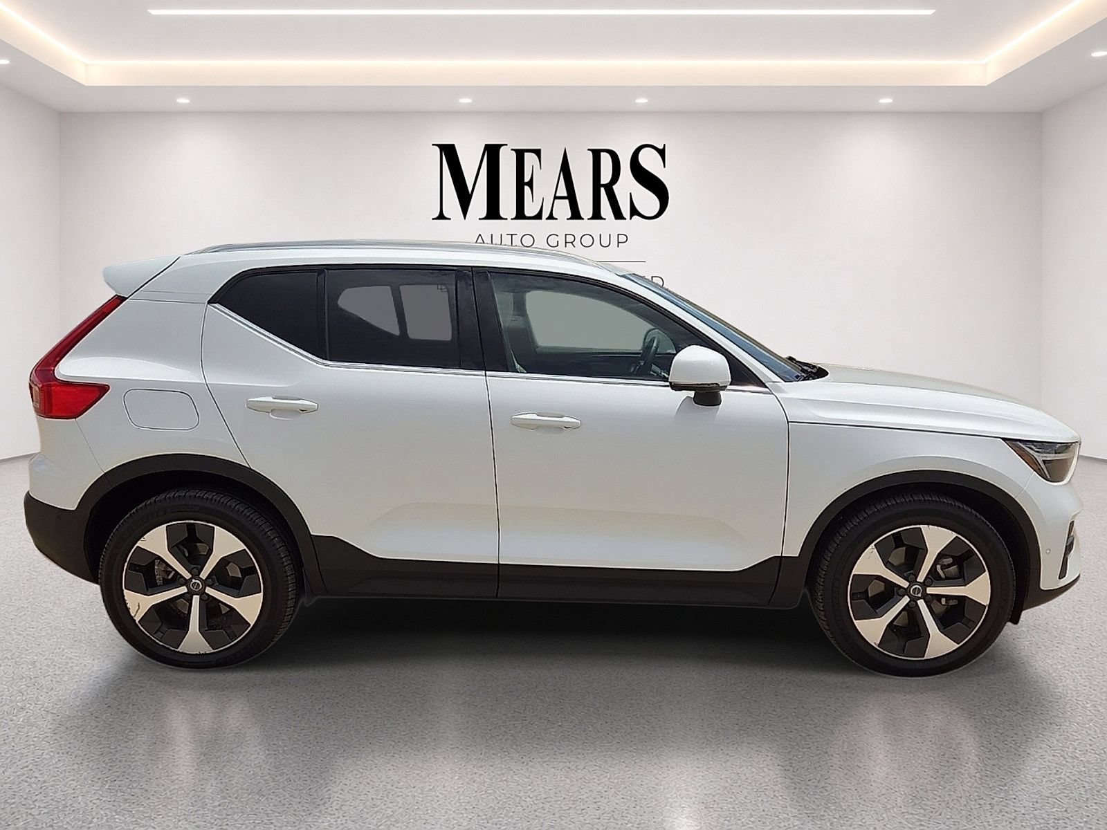 Used 2023 Volvo XC40 B5 Plus w/ Driver Assist Package AWD/4WD image 7