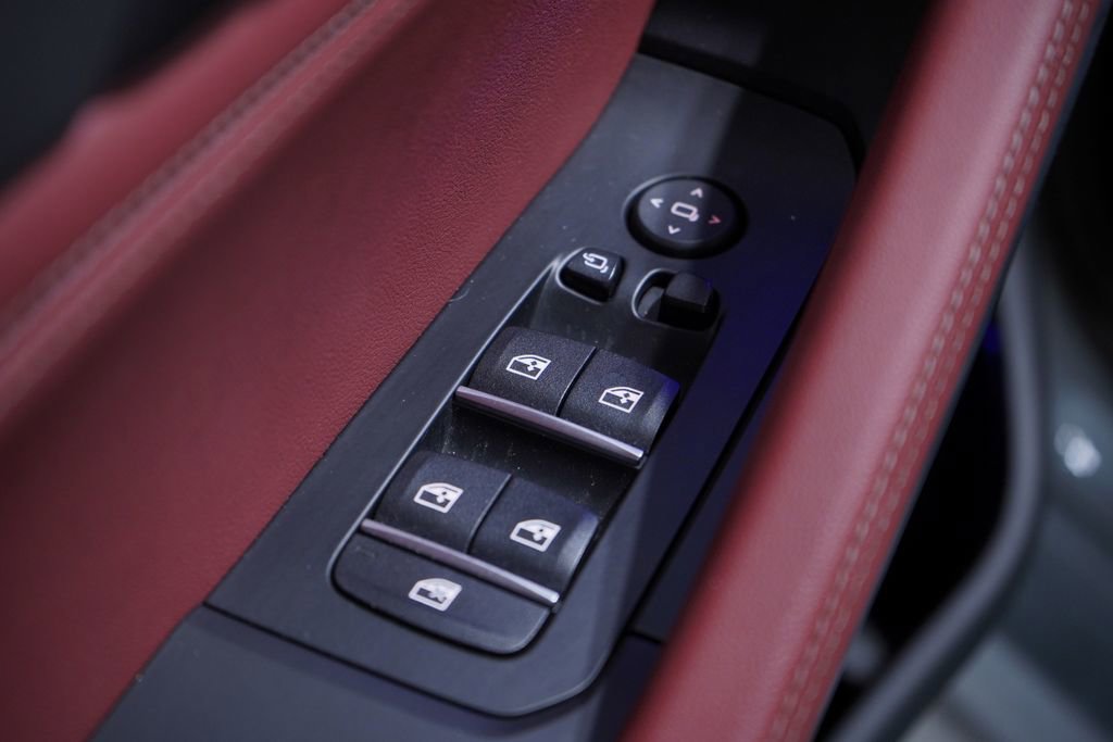 Used 2024 BMW X6 xDrive40i w/ Executive Package image 17