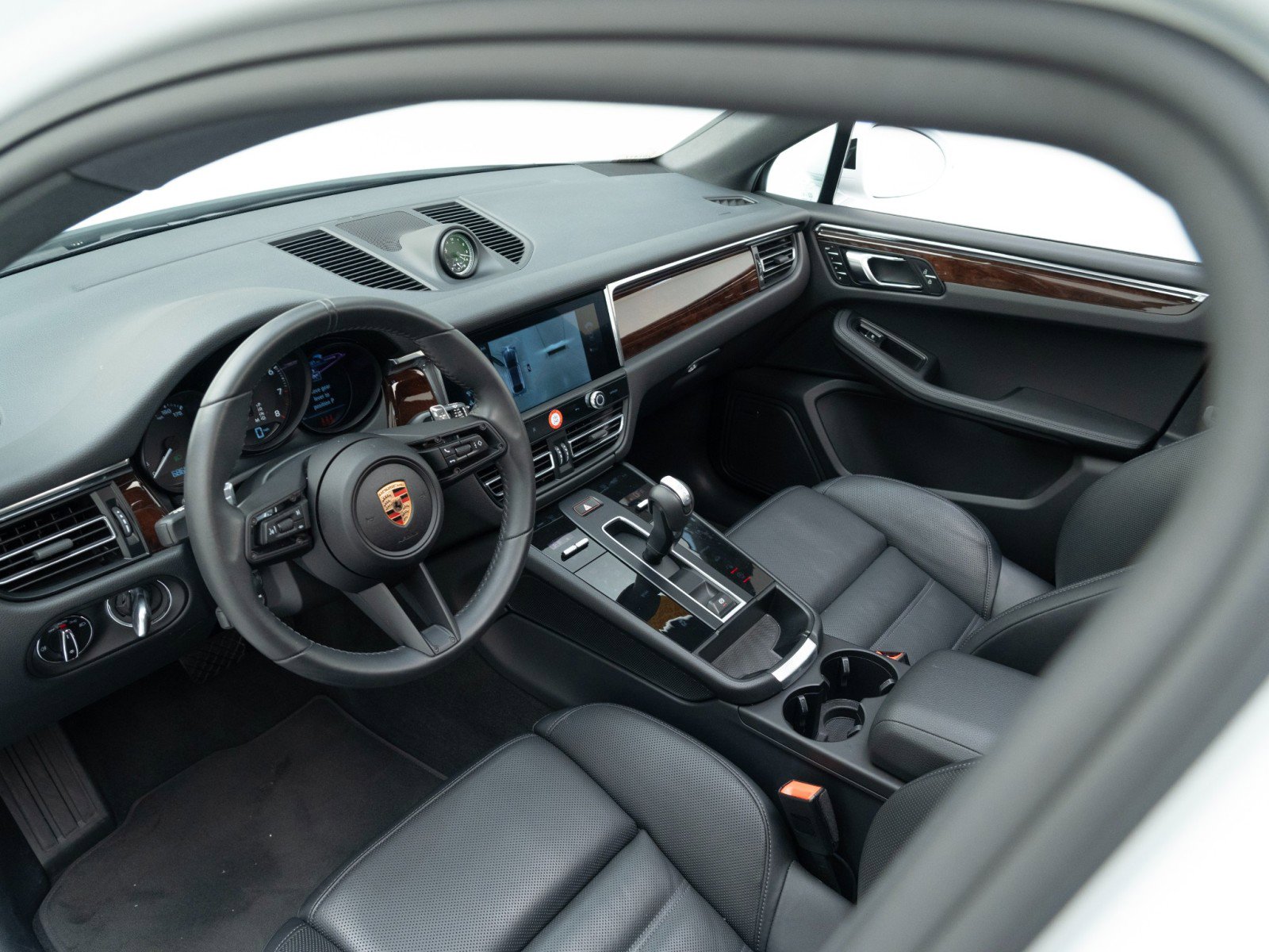 Certified 2025 Porsche Macan image 4