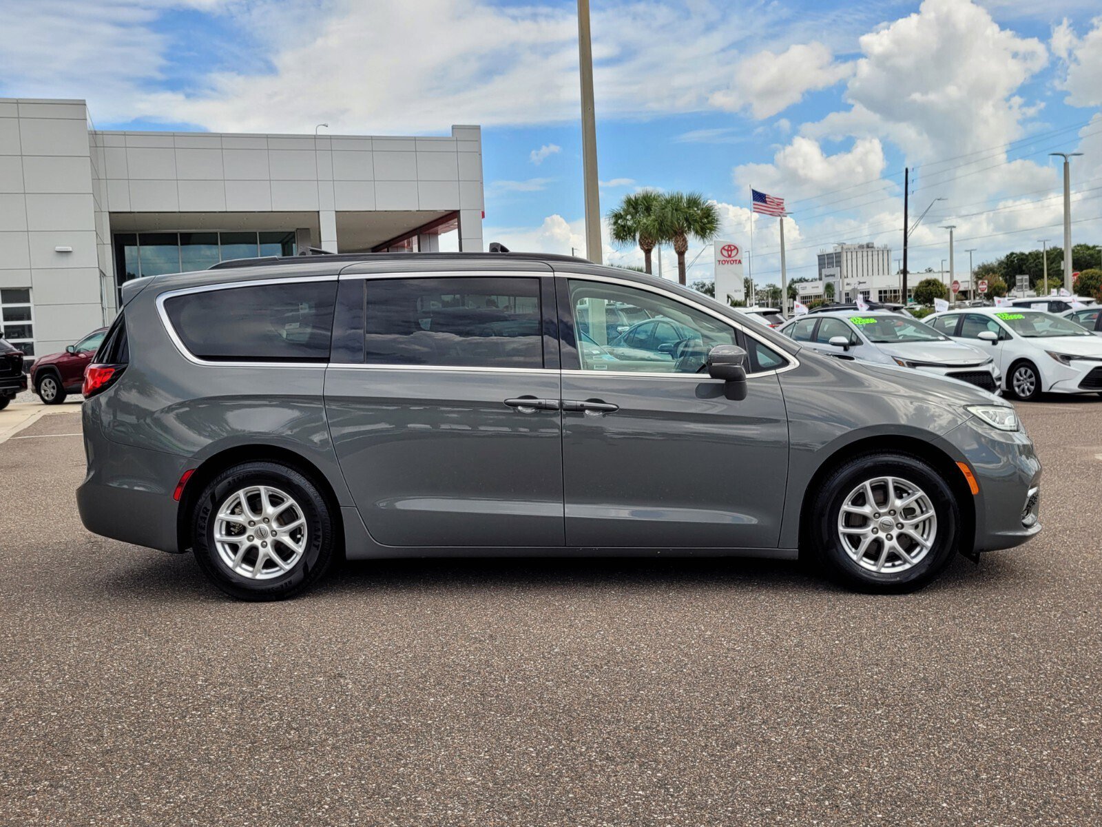Used 2022 Chrysler Pacifica Touring-L image 7