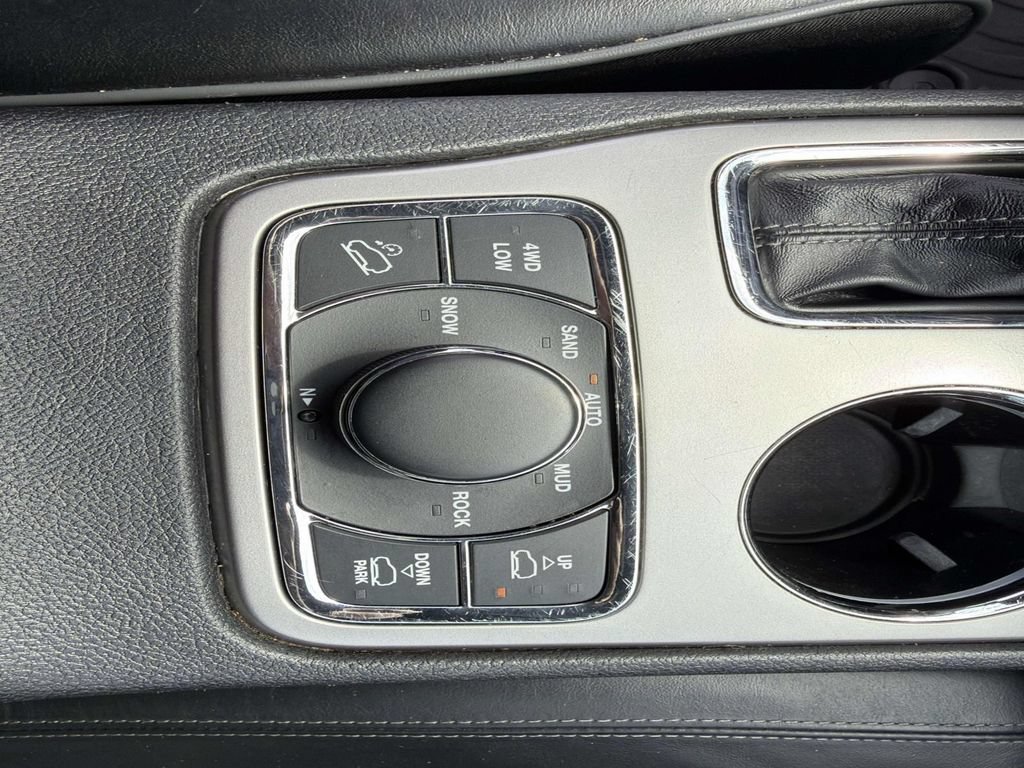 Used 2020 Jeep Grand Cherokee Overland AWD/4WD image 32