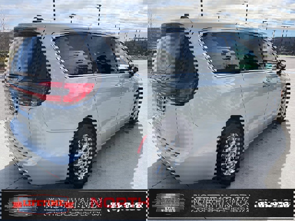 Used 2024 Chrysler Pacifica Touring-L image 19