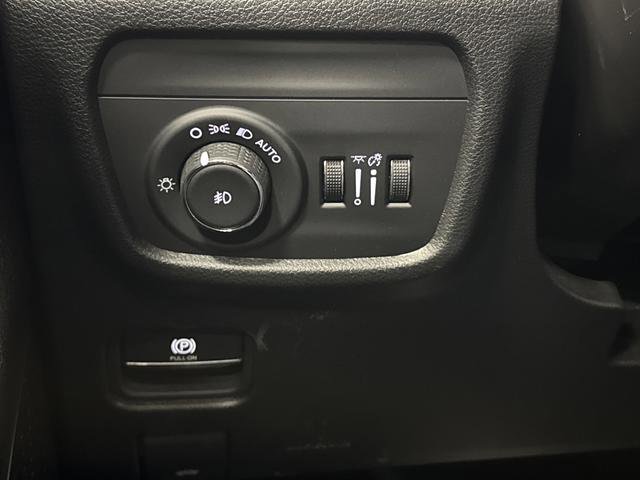 Used 2025 Jeep Grand Cherokee L Limited w/ Black Appearance Package image 25