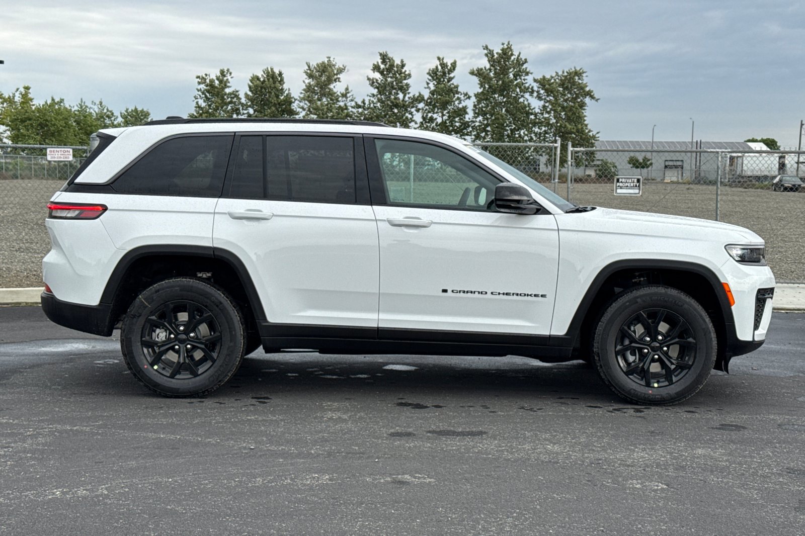 New 2026 Jeep Grand Cherokee Altitude image 2