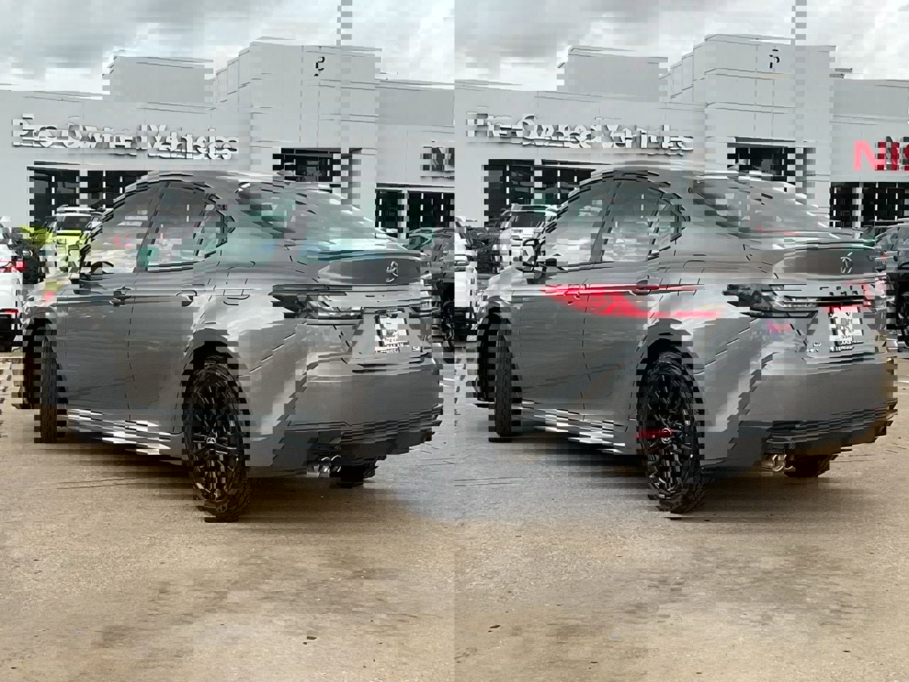 Used 2025 Toyota Camry SE image 8