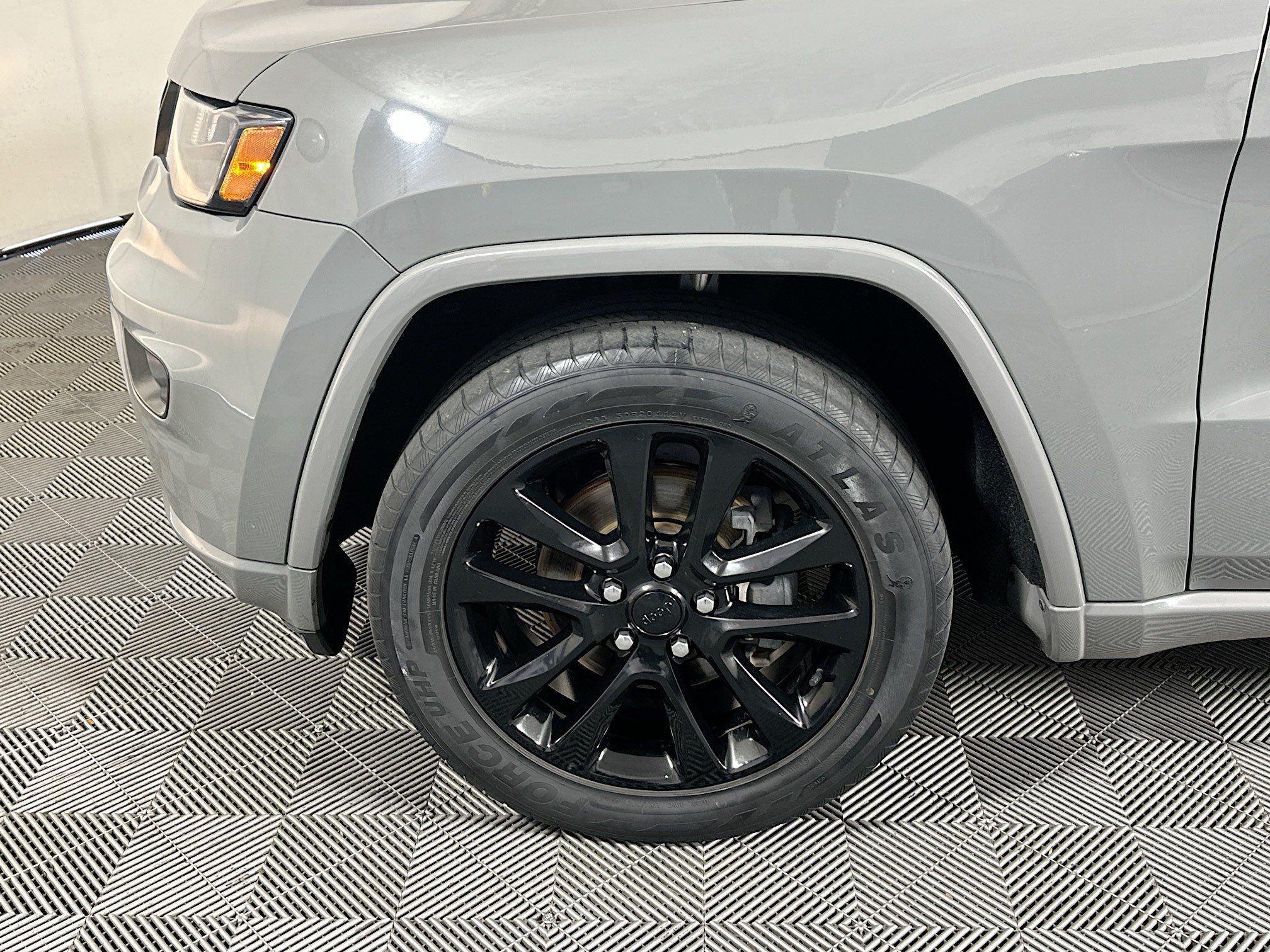 Used 2020 Jeep Grand Cherokee Altitude RWD image 11
