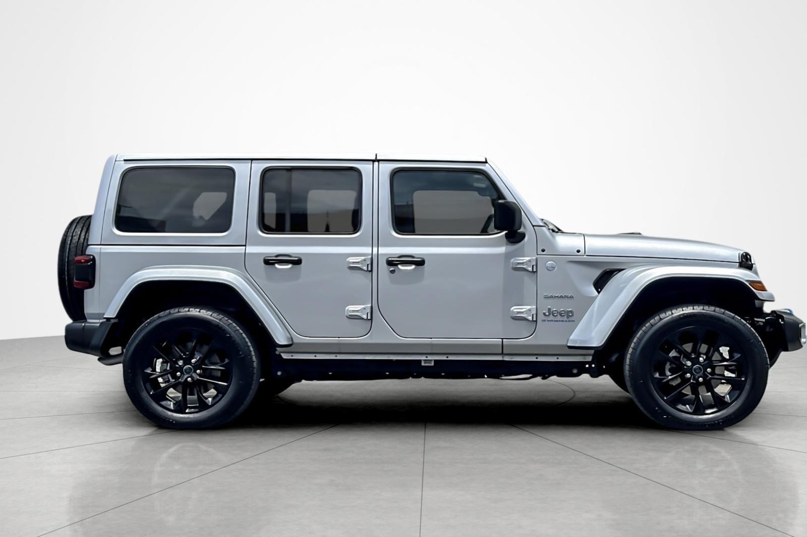 Used 2024 Jeep Wrangler Unlimited Sahara w/ Safety Group AWD/4WD image 6