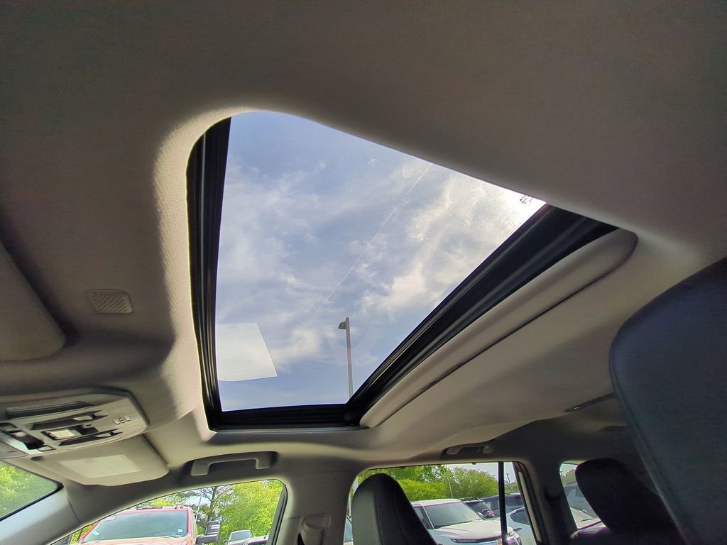 Used 2020 Toyota Highlander XLE image 28