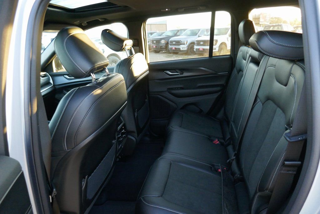 New 2025 Jeep Grand Cherokee Altitude image 12