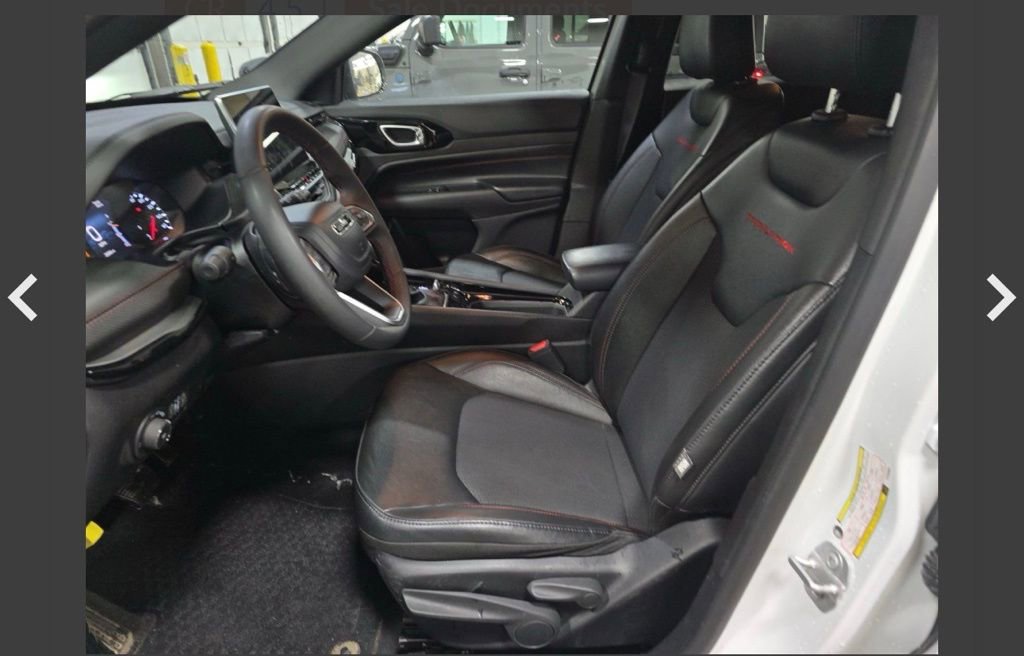 Used 2025 Jeep Compass Trailhawk image 11