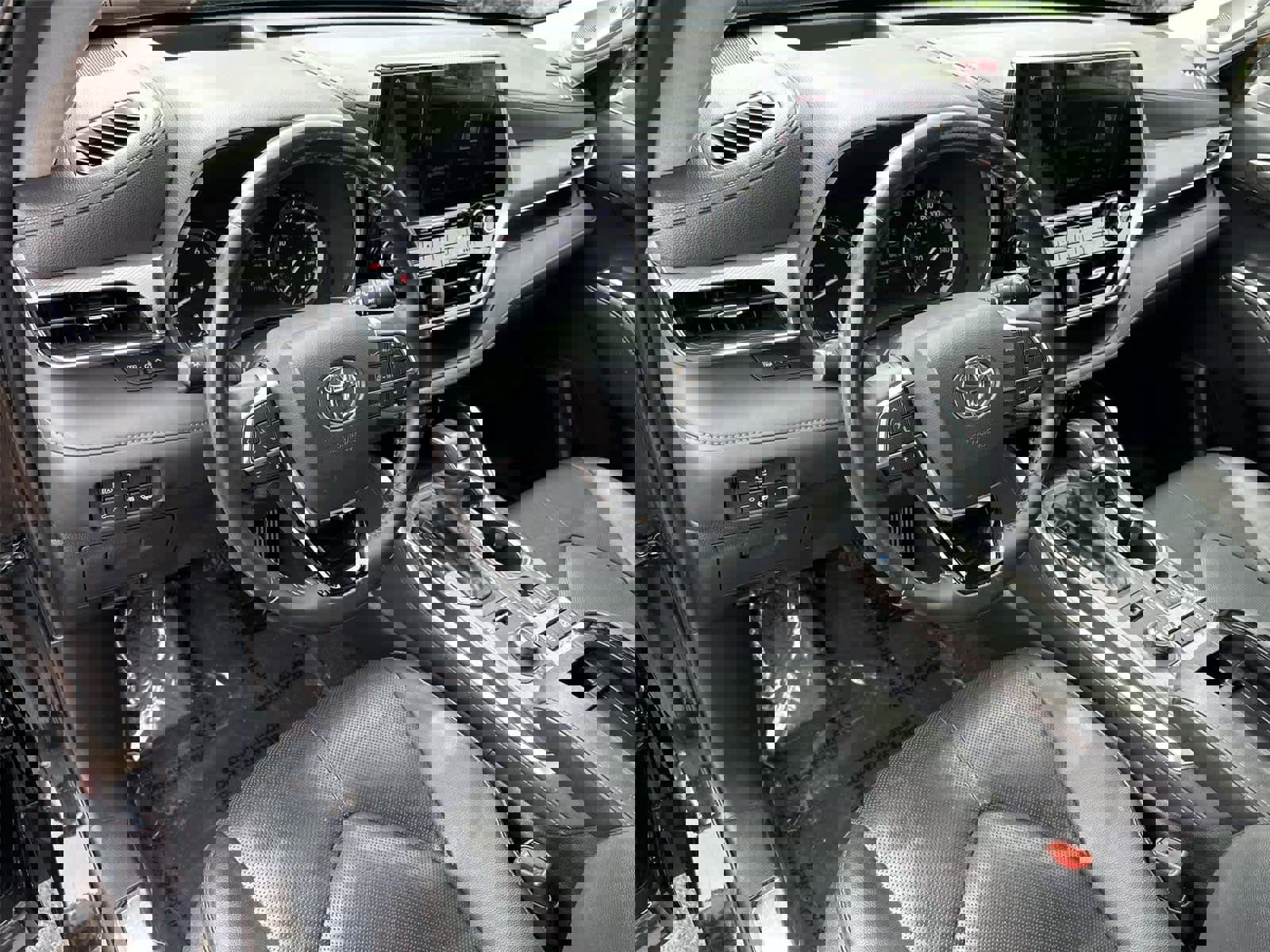 Used 2020 Toyota Highlander Platinum image 2