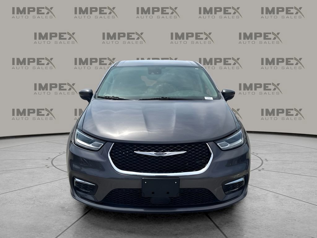 Used 2023 Chrysler Pacifica Touring-L FWD image 8