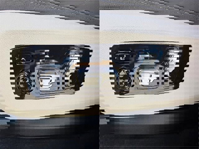 Used 2025 BMW X7 xDrive40i w/ Executive Package image 16