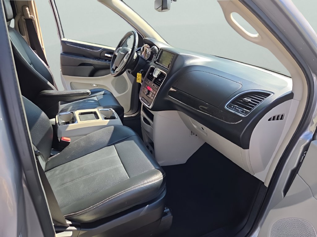 Used 2015 Chrysler Town & Country Touring FWD image 19