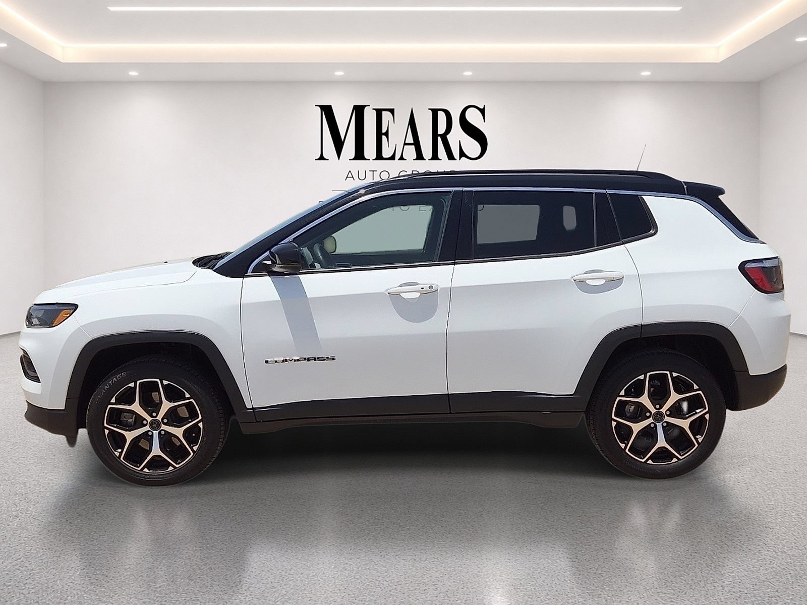 Used 2025 Jeep Compass Limited AWD/4WD image 2